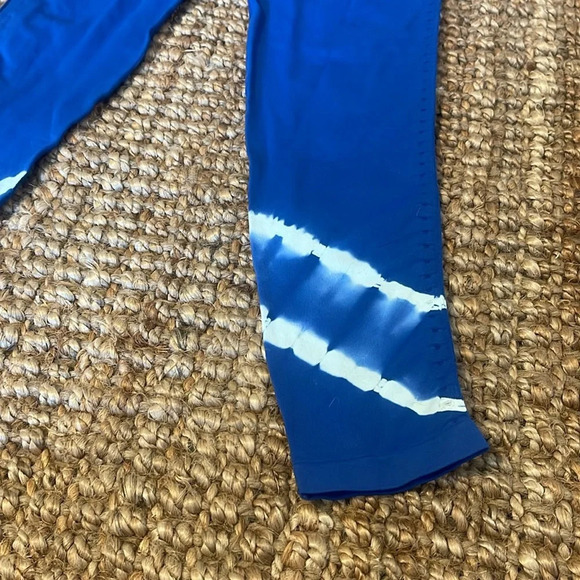 JOYLAB Seamless Capri Blue and Tie Dye Leggings size medium - Picture 3 of 6